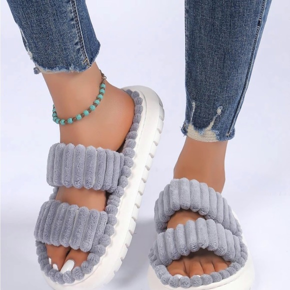 Cider NWT Gray and White Plush Knit Slip-On Slippers - Picture 6 of 7